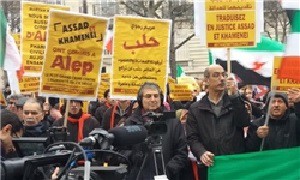 گروهک نفاق هدایتگر تجمعات مقابل سفارتخانه‌های ایران در اروپا در اعتراض به آزادی حلب 