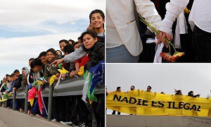  دیوار انسانی مکزیکی‌ها در مرز آمریکا در اعتراض به دیوار ترامپ
