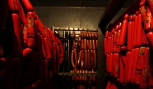  یک کارخانه تولید سوسیس و کالباس در شمال کشور پلمب شد کشف نزدیک به ۴ تن گوشت فاسد از کارخانه سوسیس و کالباس 