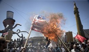 بازتاب روز جهانی قدس در رسانه‌های جهان: آسوشیتدپرس: تظاهرات‌کنندگان در ایران تصویر ترامپ و پرچم اسرائیل را روی تابوت قرار دادند.