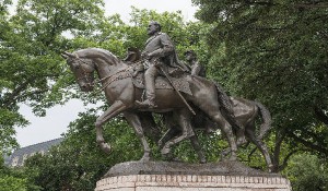 علی‌رغم مخالفت ترامپ مجسمه‌های دوران برده‌داری از دانشگاه تگزاس برداشته می‌شوند