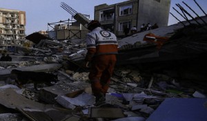  سخنگوی سازمان مدیریت بحران کشور خبر داد: استقرار 140 آمبولانس و سه اتوبوس آمبولانس در مناطق زلزله زده
