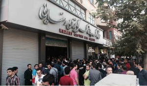 بازاریان تهران در اعتراض به رکود و قیمت ارز و کمبود مشتری با بستن مغازه‌های خود دست از کار کشیدند