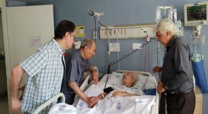  عیادت علی نصیریان از جمشید مشایخی در بیمارستان
