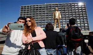 مجسمه طلایی نتانیاهو سوژه شوخی کاربران فضای مجازی شد 