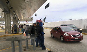 معترضان به افرایش نرخ بنزین، گذرگاه مرزی مکزیک با آمریکا را بستند