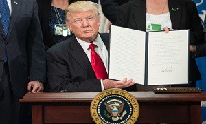 متن کامل دستور اجرایی ترامپ برای ممانعت از ورود اتباع ۷ کشور به آمریکا 