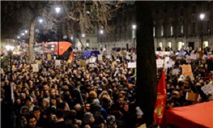 هزاران نفر از مردم انگلیس در اعتراض به اقدامات اخیر ترامپ به خیابان‌ها آمدند
