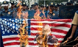 پرچم آمریکا و تصویر «ترامپ» در فیلیپین هم به آتش‌ کشیده شد
