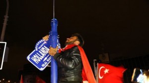 نصب پرچم ترکیه به جای تابلوی خیابان هلند در آنکارا