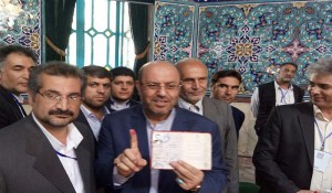  با حضور در حسینیه ارشاد وزیر دفاع رأی خود را به صندوق انداخت 