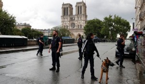  حمله با چکش در پاریس؛ پلیس مهاجم را با گلوله زد