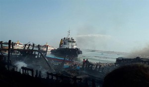  مدیرکل بنادر و دریانوردی استان بوشهر: آتش در اسکله بندر کنگان مهار شد/۱۳ لنج تجاری در آتش سوخت