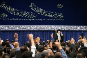 رهبر معظم انقلاب: شهید رئیسی خستگی‌ناپذیر بود و خود را از مردم برتر نمی‌دانست