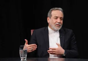 عراقچی: «دست دراز کردن برای دیپلماسی» به این معنا نیست که بمب‌افکن بفرستید